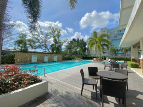 8 Spatial 2BR condo within the city with Pool, WIFI & Netflix